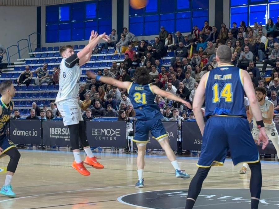 Algeciras frena al líder en un duelo de máxima exigencia